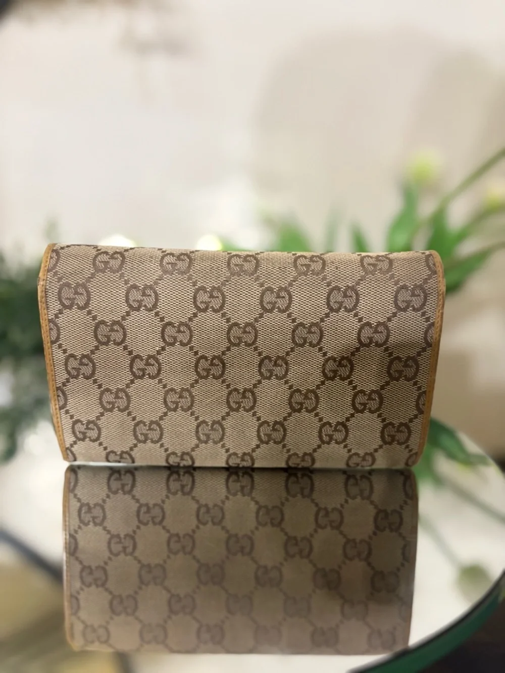 Gucci Beige and Brown GG Canvas Kisslock Wallet with Gold Plaque - Picture 2 of 6